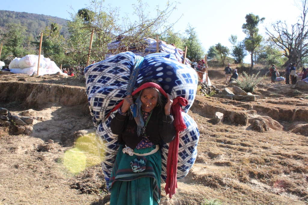 झण्डै ६ सय भूकम्प प्रभावित परिवारलाई आईएनएफको न्यानो कपडा